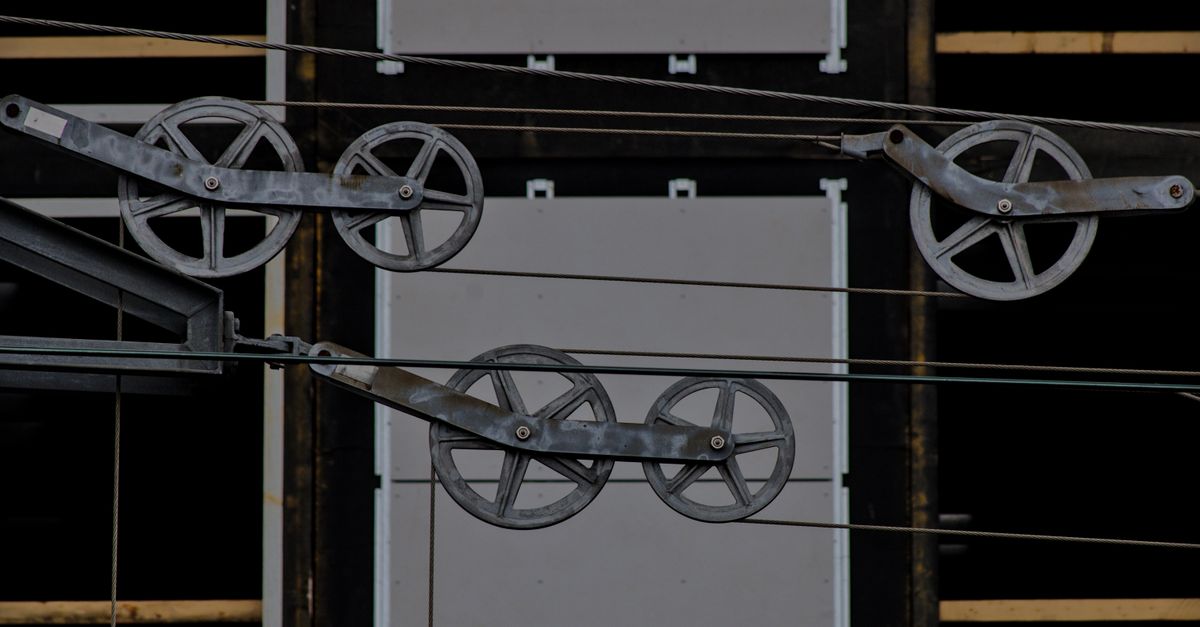 Polea industrial de acero con canales torneados sobre un eje metálico